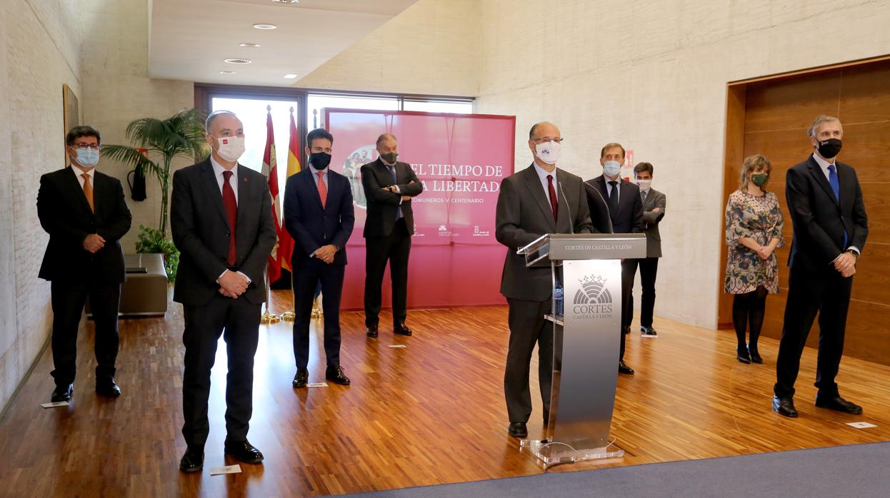 Rectores y vicerrectores de las universidades públicas y privadas de Castilla y León, junto al presidente de las Cortes, en las sede del Parlamento regional