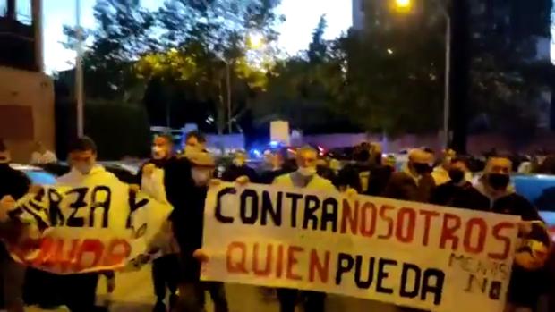 La guerra entre neonazis y menas dispara la tensión en San Blas: «La sangre se paga con sangre»