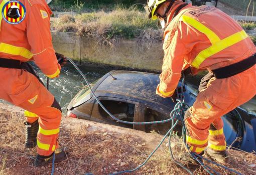 La operación ha sido complicada por la fuerza de la coriente del agua