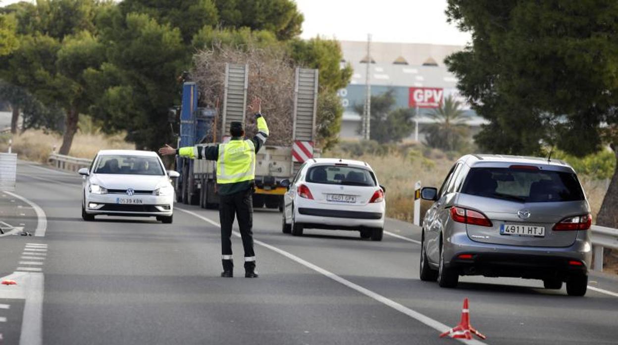 Un guardia civil regulando el tráfico en una carretera de la Comunidad Valenciana