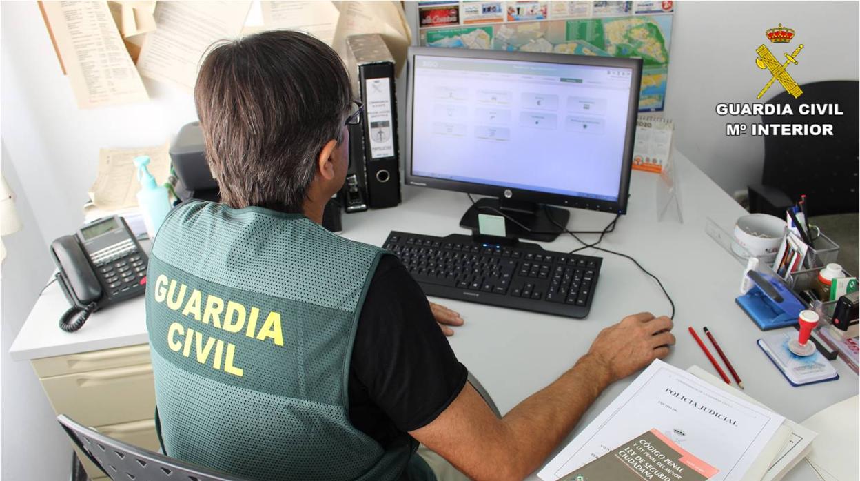 Un investigador de la Guardia Civil comprueba datos de la estafa de los carnés de conducir