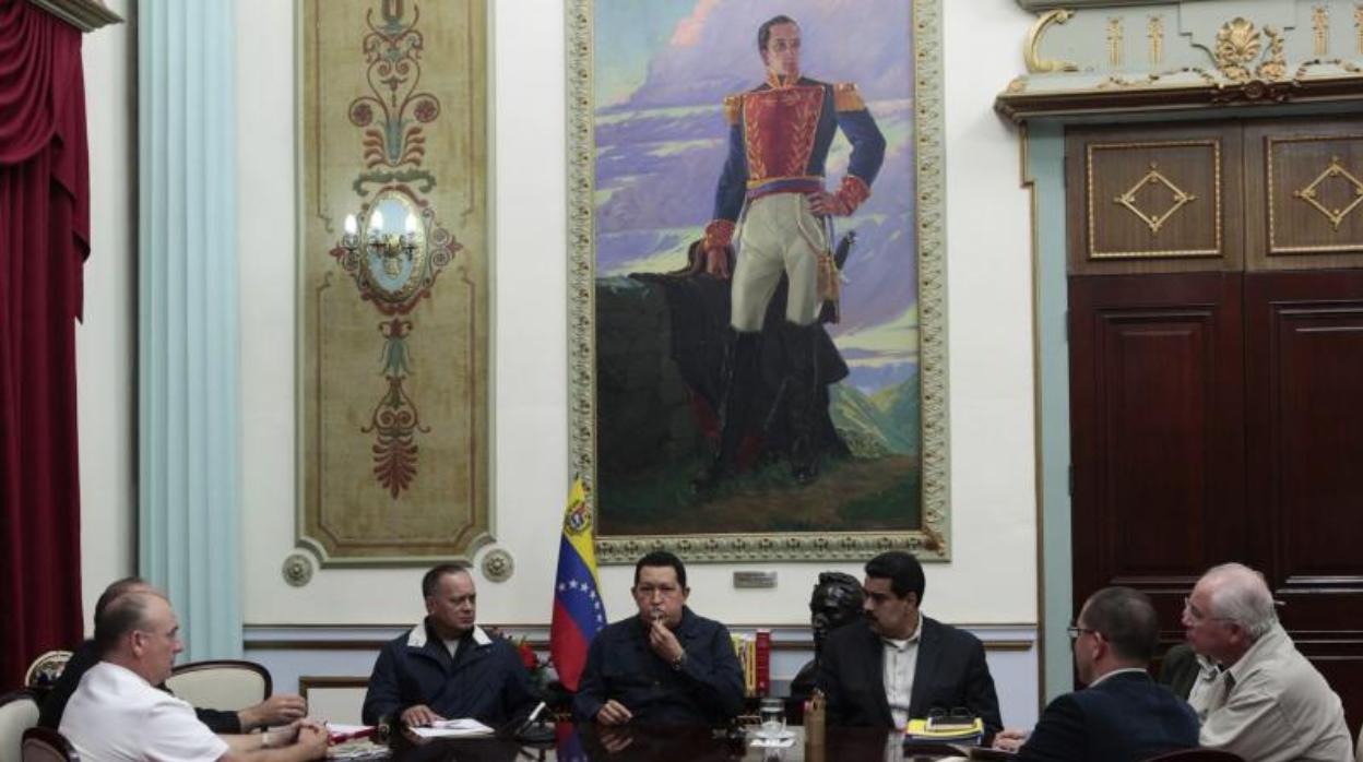 Hugo Chávez (en el centro) y Nicolás Maduro (a su derecha), en 2012
