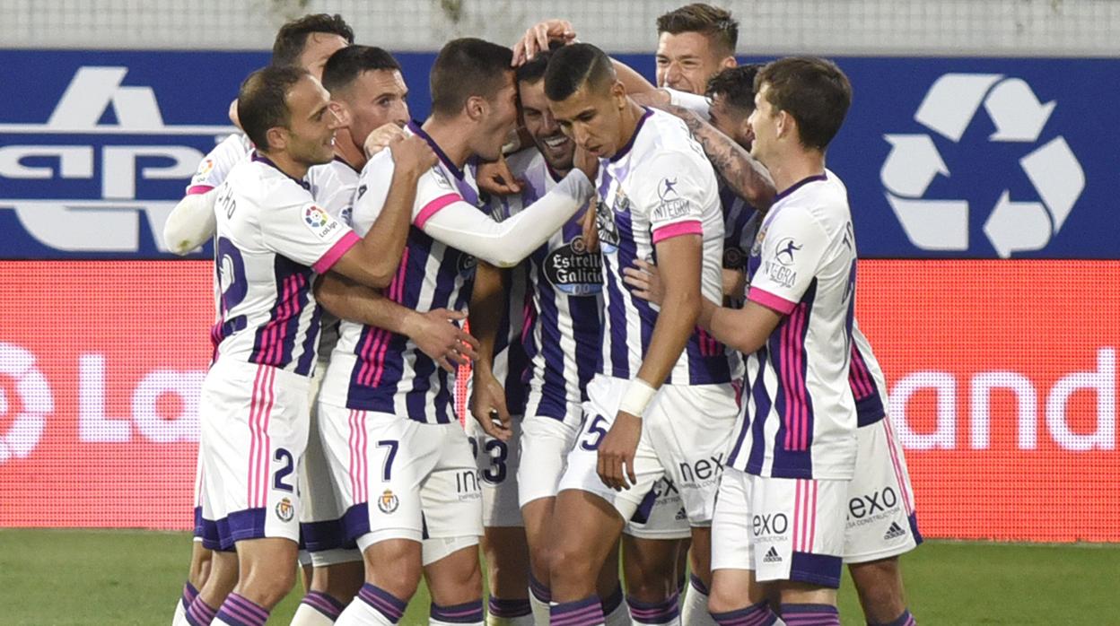 Los jugadores del Real Valladolid celebran el gol de Bruno