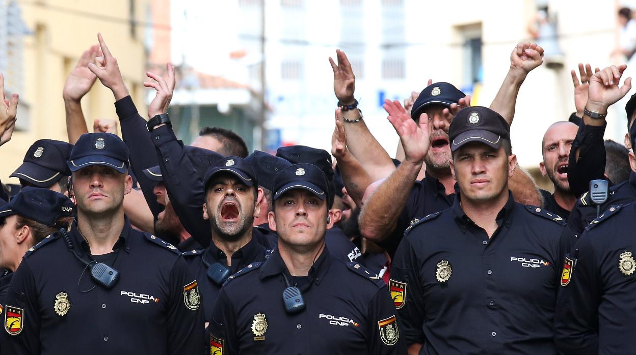 Protestas de agentes de la Policía Nacional en Pineda de Mar ante las coacciones sufridas