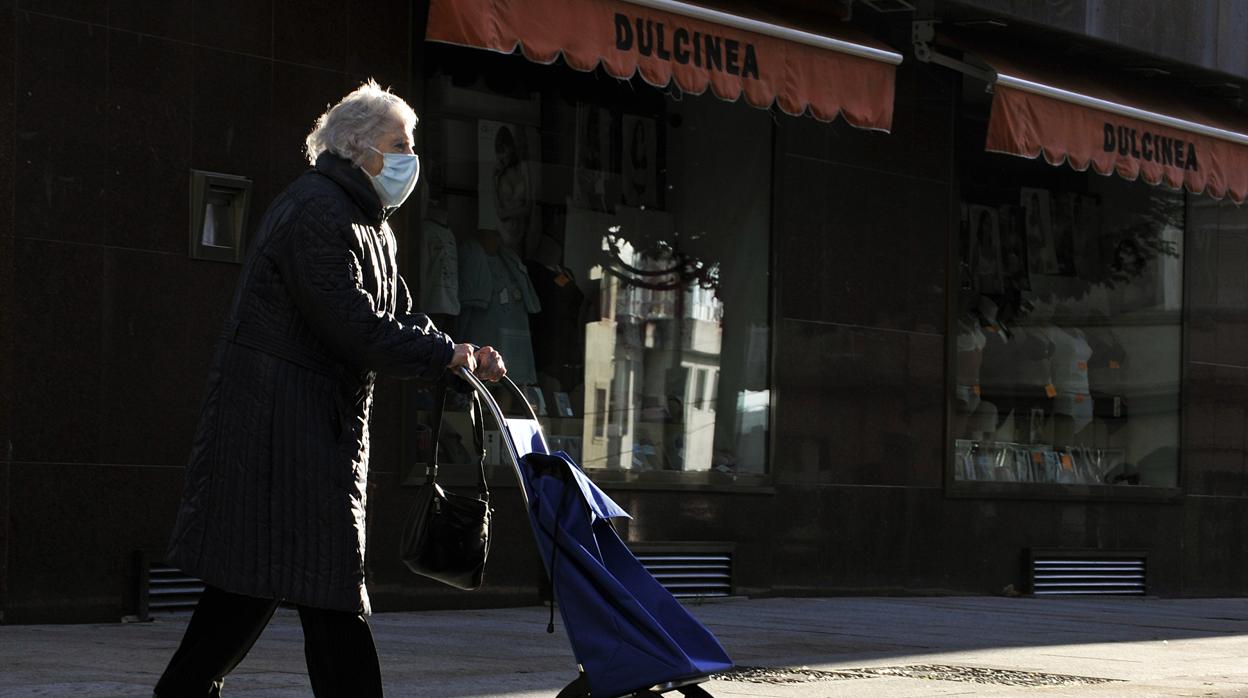 Una anciana paseando por las calles de O Carballiño (Orense)