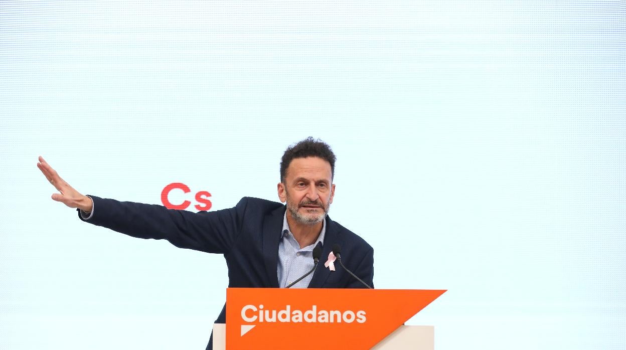 Edmundo Bal, en la sede de Cs, con un lazo rosa en apoyo a la lucha contra el cáncer de mama