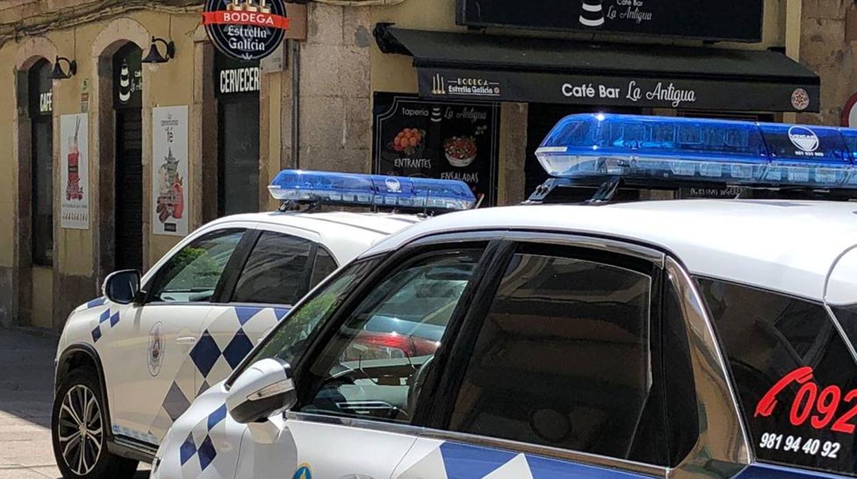 Dos vehículos de la Policía Local de Ferrol