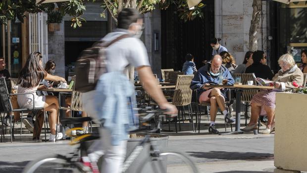 El cierre de la hostelería en Cataluña por el coronavirus llena los bares y terrazas en el norte de Castellón