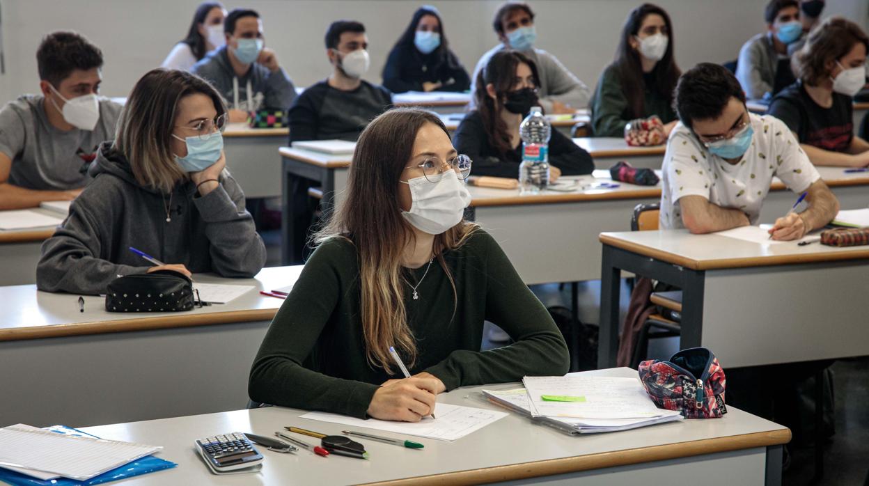 Imagen de un grupo de estudiantes este lunes en Valencia