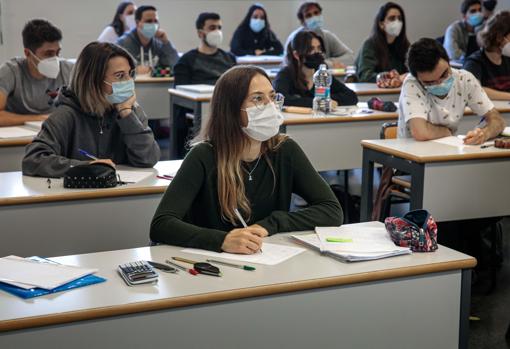 Imagen de un grupo de estudiantes este lunes en Valencia