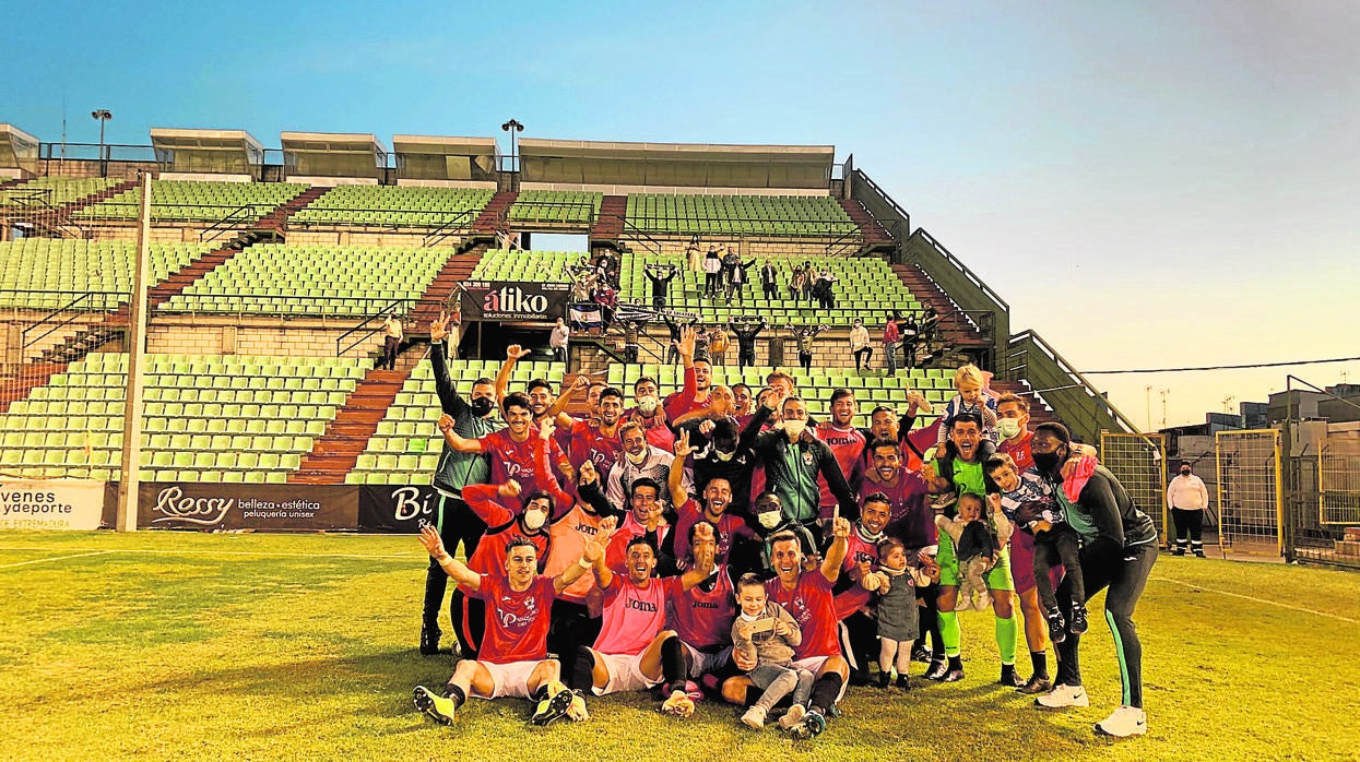 El Talavera celebra su victoria en el estadio del Mérida