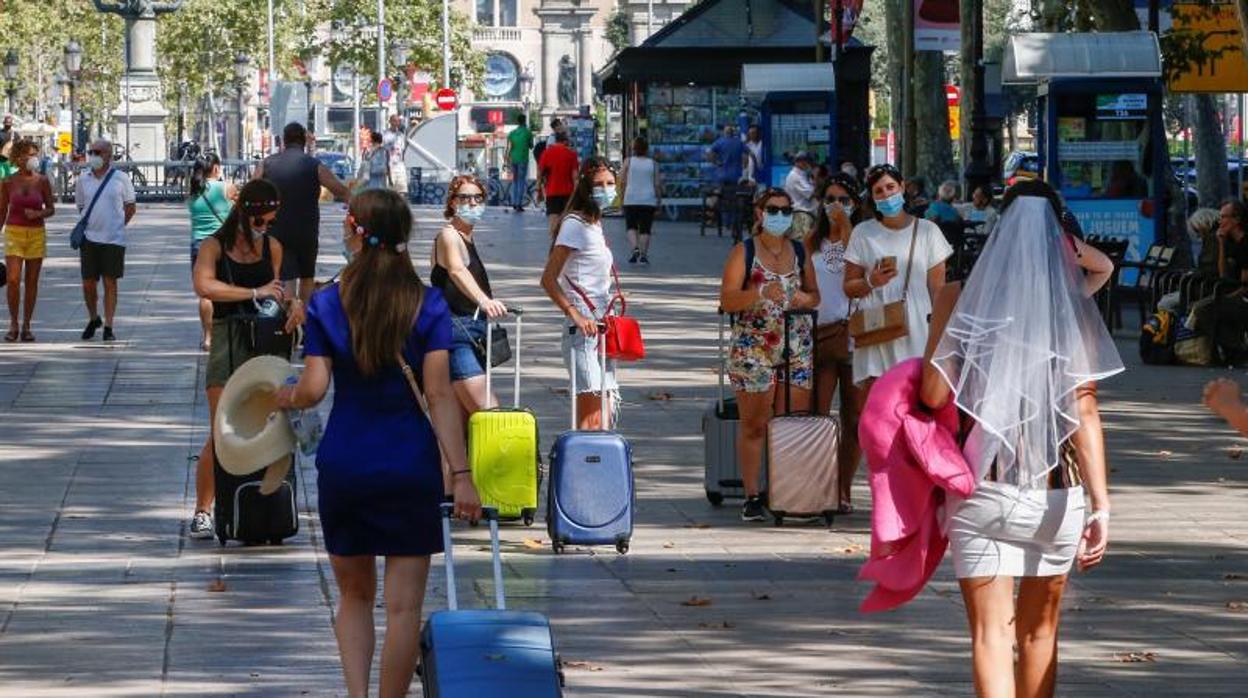 Turistas paseando por el centro de Barcelona