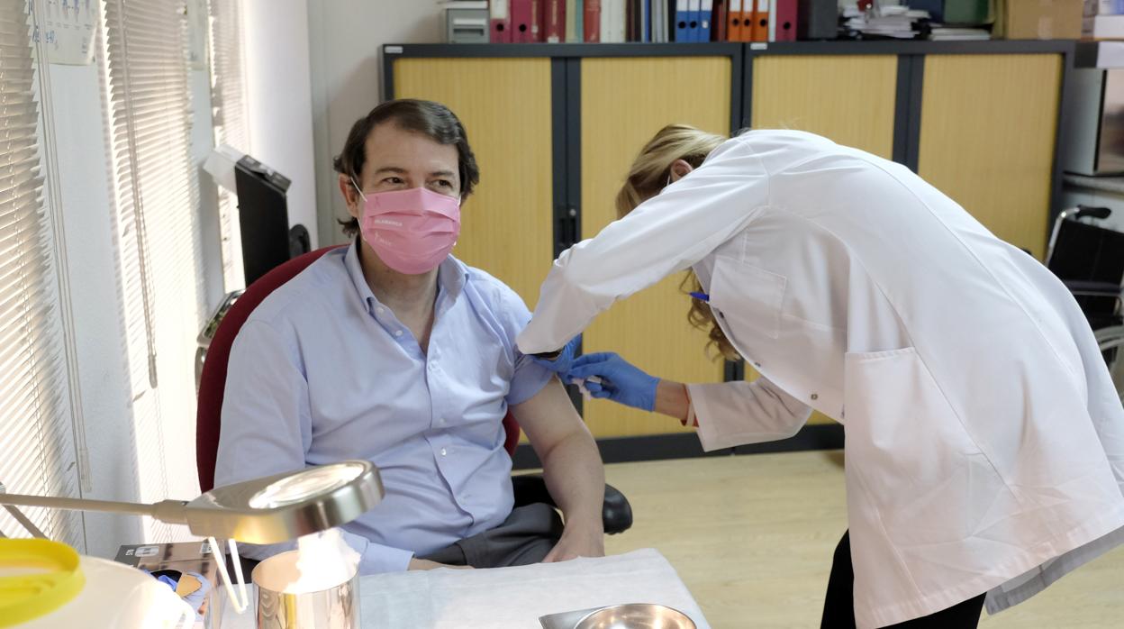 El presidente de la Junta, Alfonso Fernández Maueco, se vacuna contra la gripe