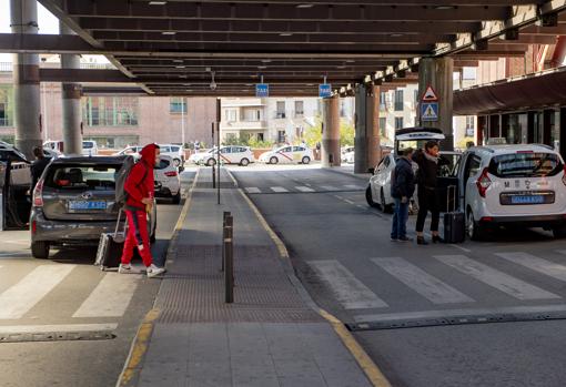 Un taxi y un VTC dejan a pasajeros en la zona de salidas de Atocha