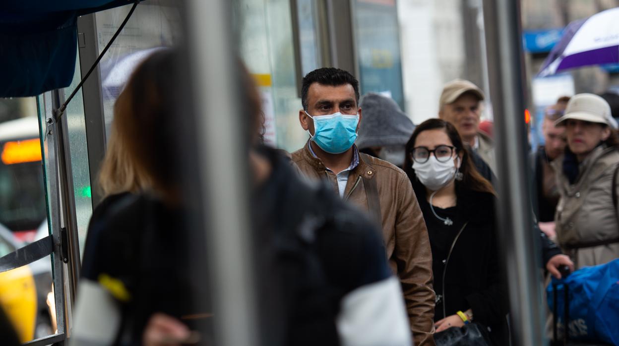 Personas con mascarillas en Barcelona