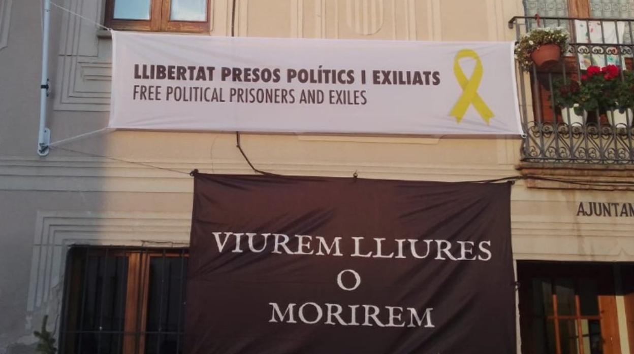 La pancarta colgada del ayuntamiento de Espinelves