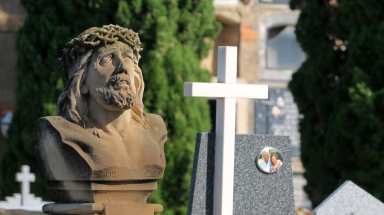 Un busto en una tumba del cementerio de Alicante