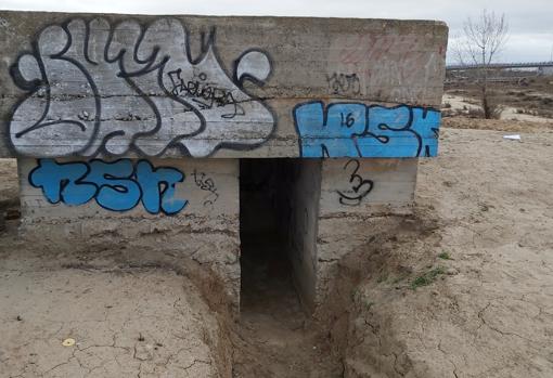 Acceso a uno de los dos fortines, vandalizado con grafitis