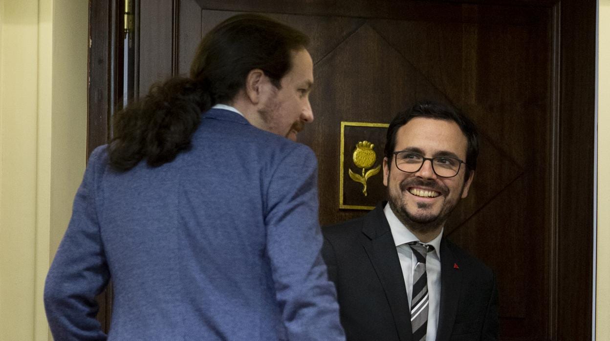 El secretario general de Podemos y vicepresidente del Gobierno, Pablo Iglesias, y el coordinador general de IU y ministro de Consumo, Alberto Garzón, hace unos meses en el Congreso