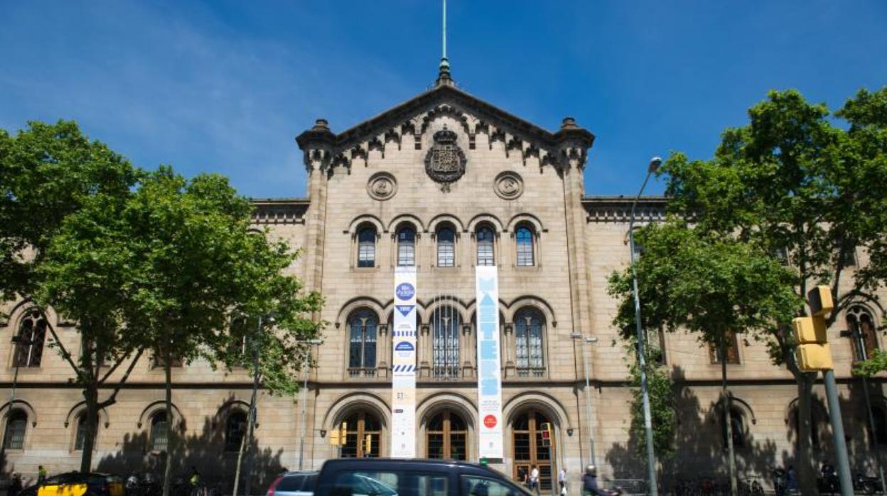 Fachada del edificio institucional de la UB