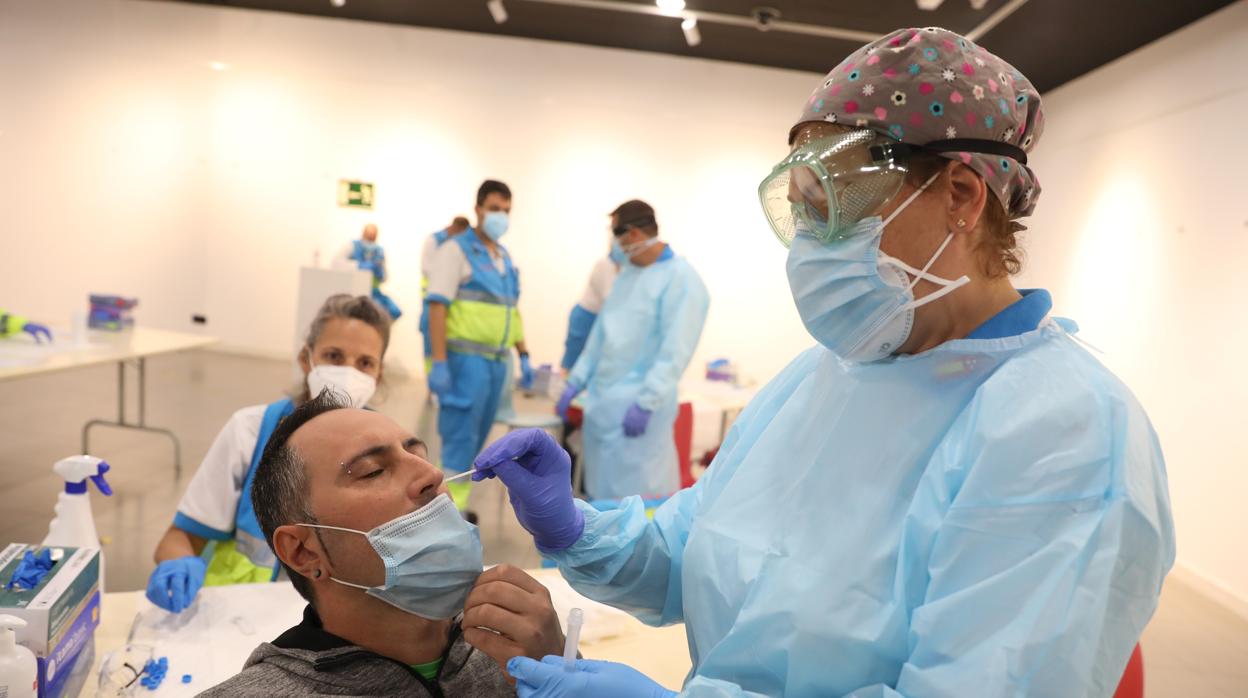 Un hombre se realiza el test de antígenos