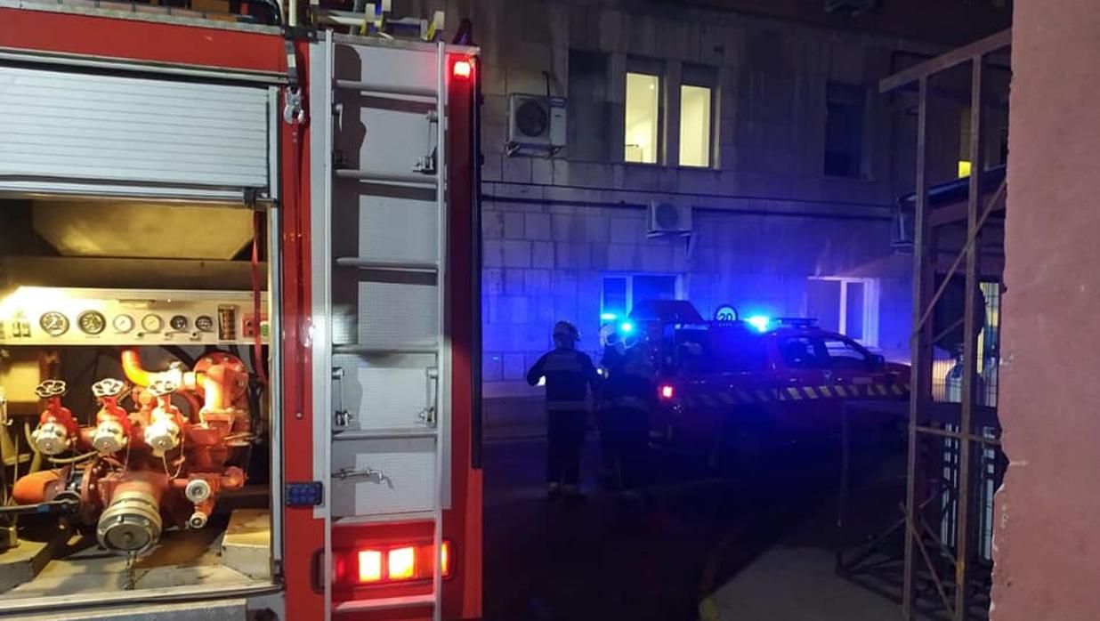 Los bomberos sofocan el incendio provocado en la sala de máquinas