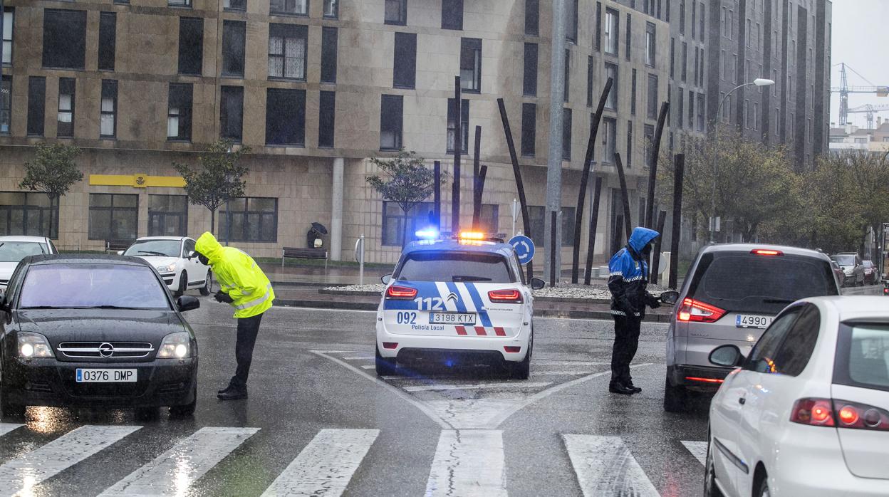 Agentes de la Policía municipal, en los controles de la ciudad