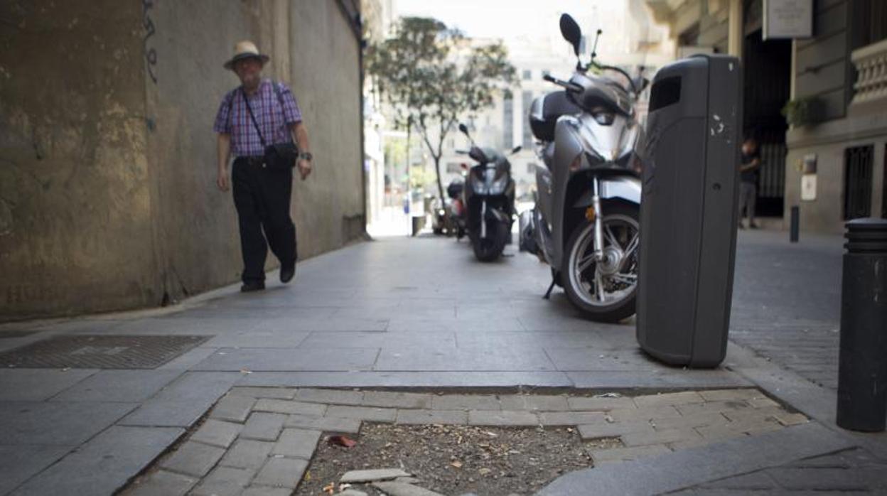 Alcorque vacío en una calle del centro de Madrid