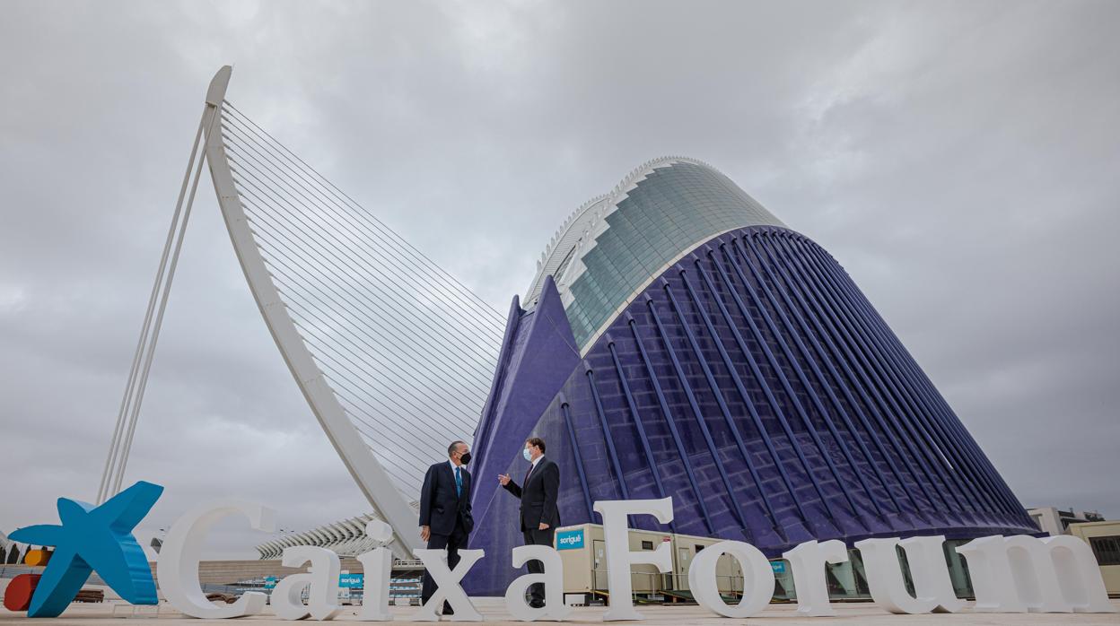 Imagen de Ximo Puig e Isidro Fainé visitando las obras del CaixaForum en Valencia