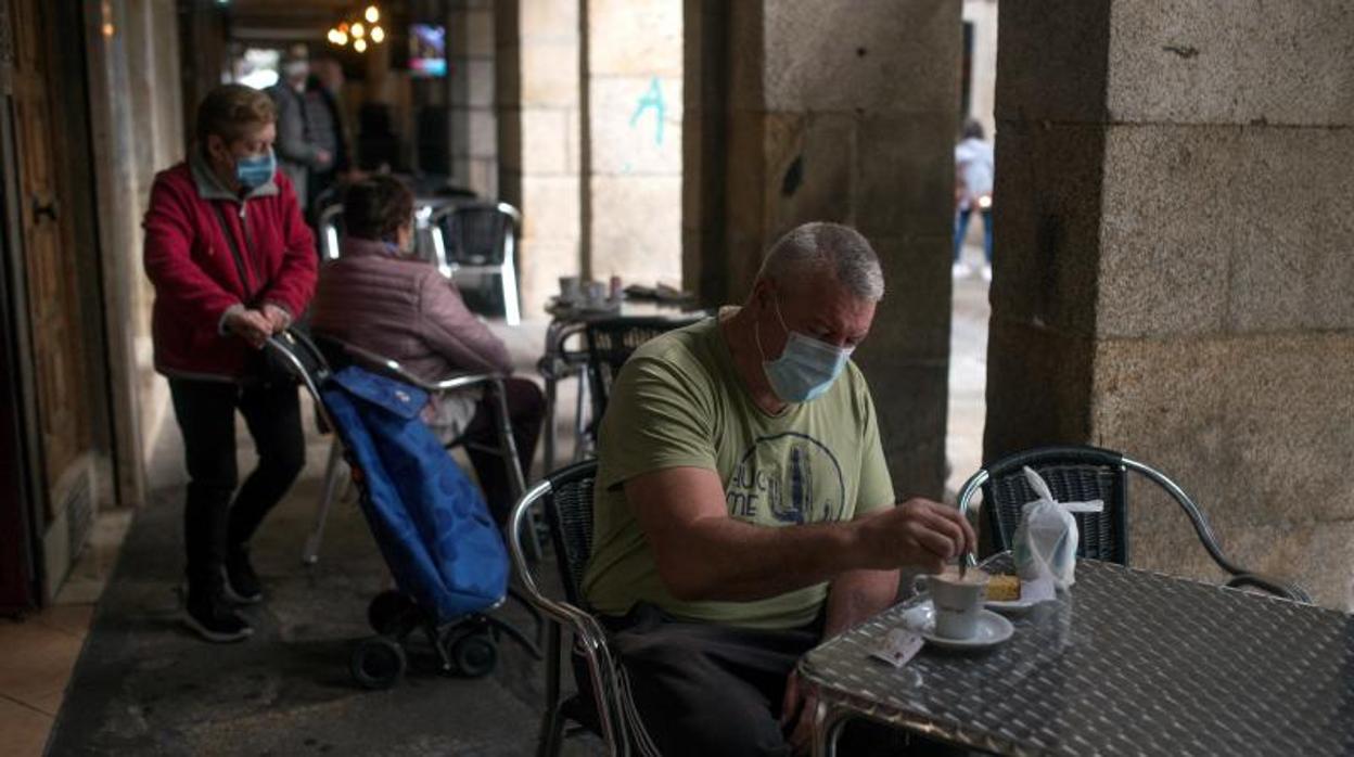 Terraza en O Carballiño, una de las localides con mayores restricciones por coronavirus en Galicia