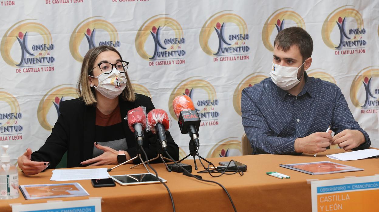 La presidenta del Consejo de la Juventud de Castilla y León, Sandra Ámez, junto al vicepresidente del Consejo de la Juventud de España, Adria Junyent