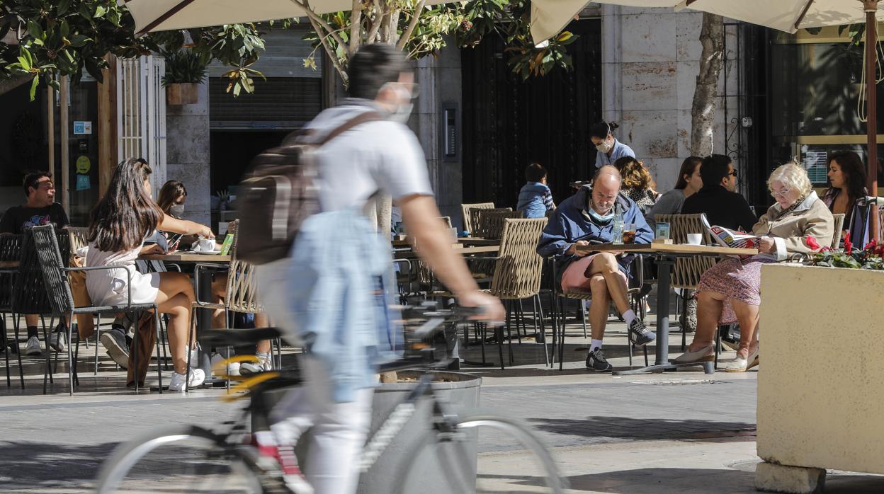 Imagen de un ciclista con mascarilla en el centro de Valencia