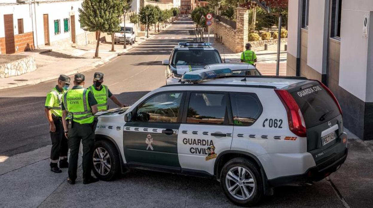 Efectivos de la Guardia Civil durante una intervención en la provincia de Valencia