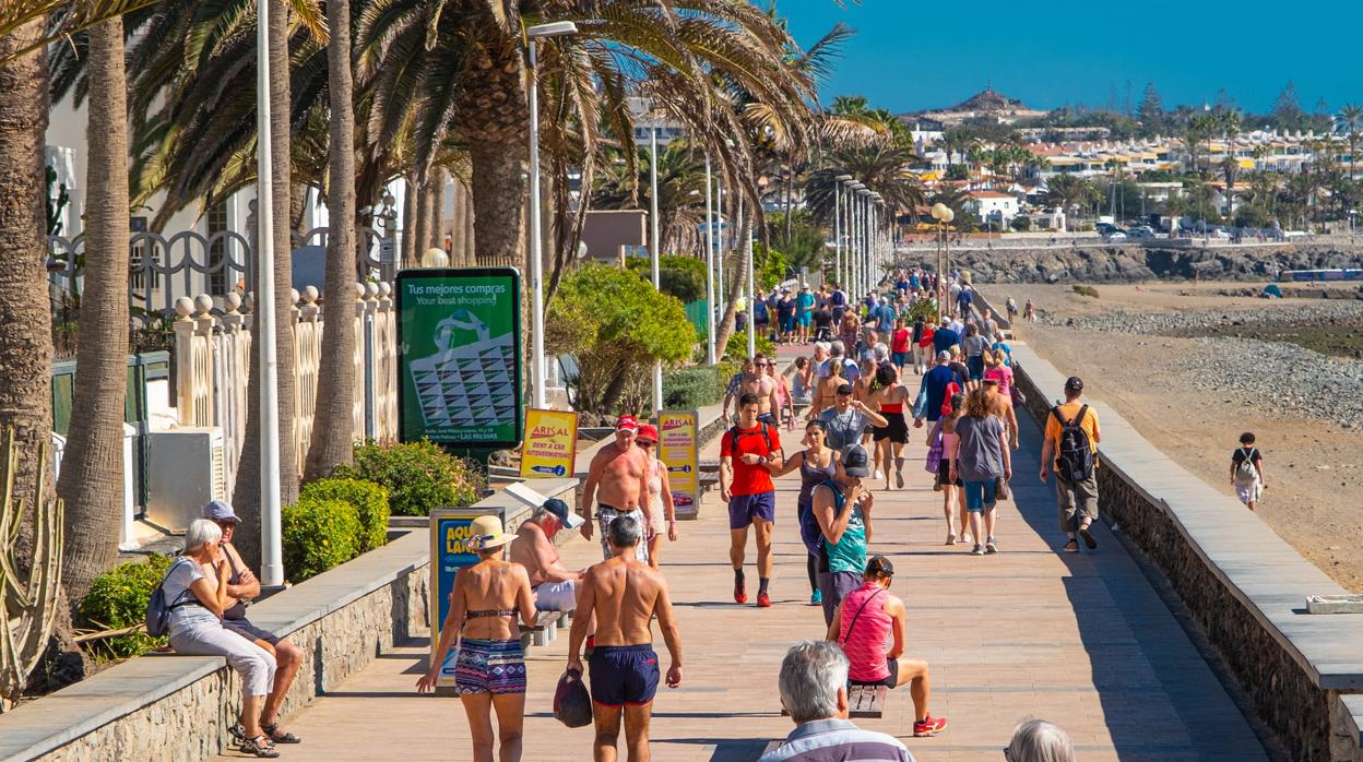 Paseo de Maspalomas llena de turistas antes de la pandemia