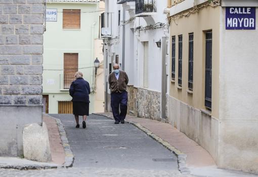 Imagen de dos vecinos de Alcublas paseando por la localidad