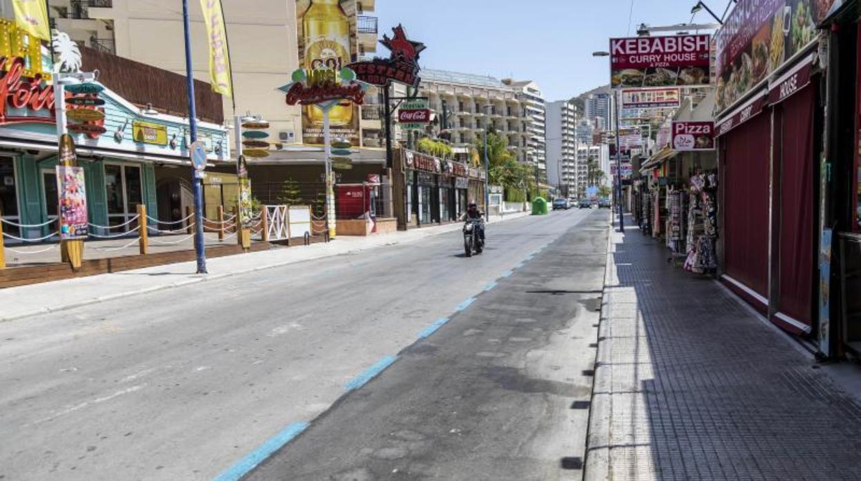 Zona de pubs y locales de ocio y restaurantes de Benidorm desierta durante la pandemia