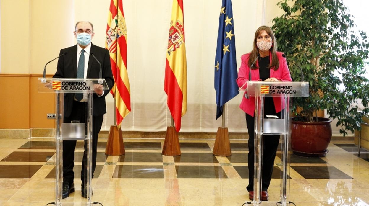 El presidente aragonés, Javier Lambán, junto a su consejera de Sanidad, la también socialista Sira Repollés