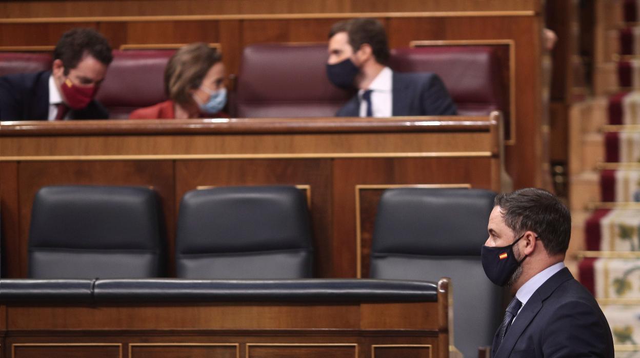 El presidente de Vox, Santiago Abascal, en primer plano, al fondo, el presidente del PP, Pablo Casado, junto a la portavoz parlamentaria, Cuca Gamarra, y el secretario general del partido Teodoro García Egea, en el Congreso durante la moción de censura de Vox