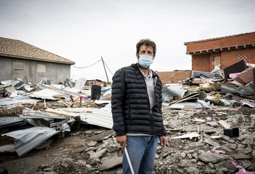 El Gato, delante de su casa derribada tras una operación policial contra el cultivo de marihuana