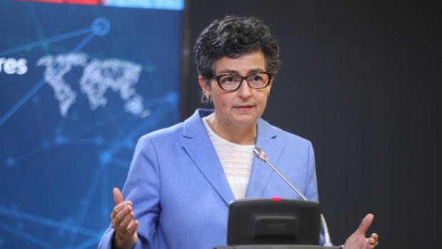 La llamada del comisario de Justicia a Laya, el detonante para aparcar la reforma del CGPJ