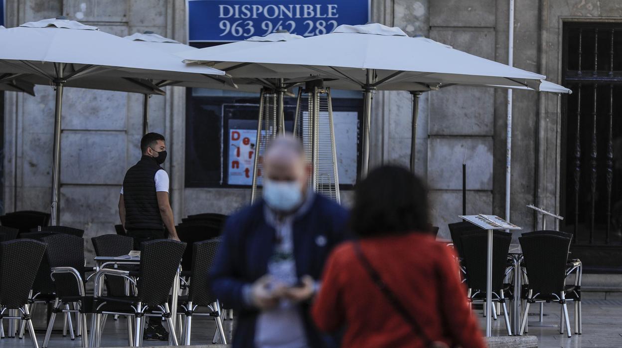 Imagen de personas paseando con mascarilla por Valencia