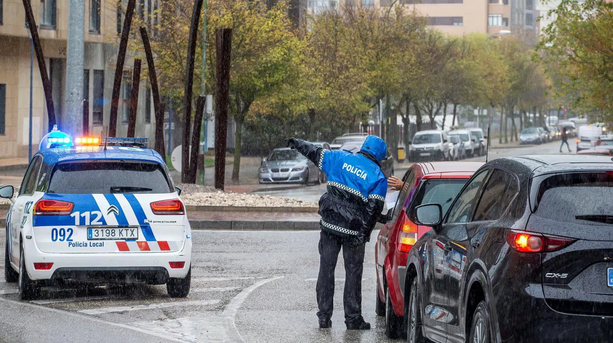 Un agente de policía controla el acceso a Burgos capital, que está confinada desde esta semana por el Covid-19