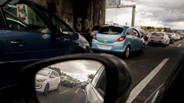 Madrid cierra la vida nocturna pero permite viajar a seis millones de vecinos