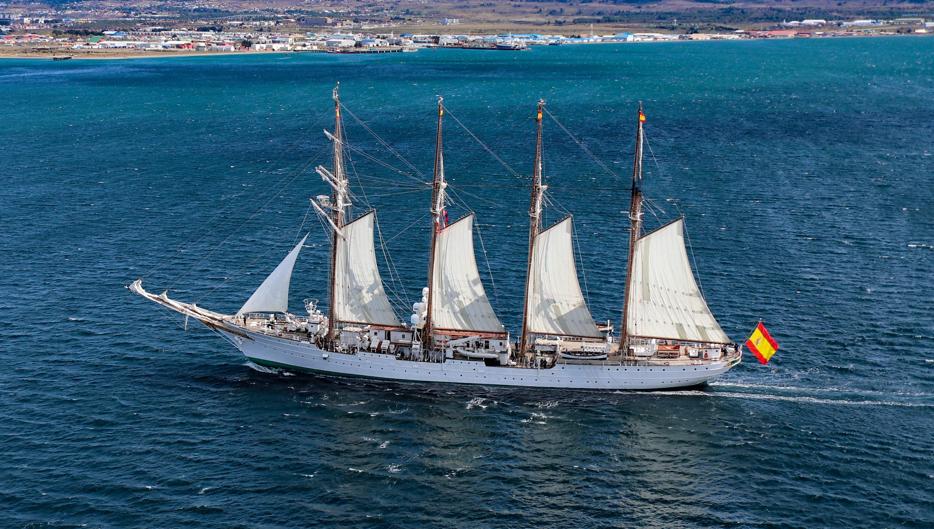 Vídeo: el trepidante paso del buque Juan Sebastián de Elcano por el estrecho de Magallanes
