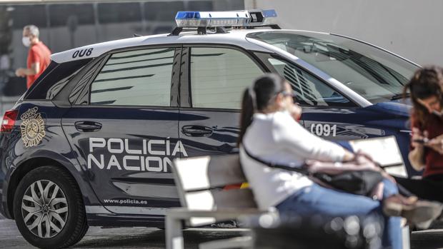 Dos hombres extorsionan a otro con secuestrarle y pegarle dos tiros para que pagara un servicio sexual