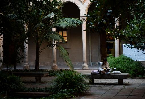 Una estudiante lee en el edificio histórico de la UB