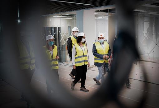 La presidenta madrileña, Isabel Díaz Ayuso, en su visita a las obras del hospital el 22 de octubre