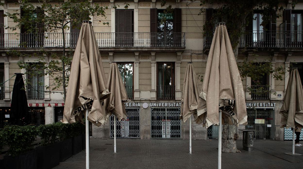 Bares y terrazas cerradas en plano centro de Barcelona