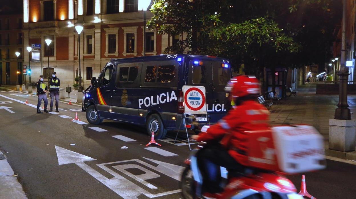 Control de movilidad en Valladolid en la primera noche con toque de queda por el Covid-19 en Castilla y León