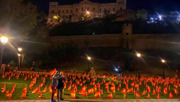 Siembran el Paseo de Recaredo de 56.000 banderas de España, pero dura poco
